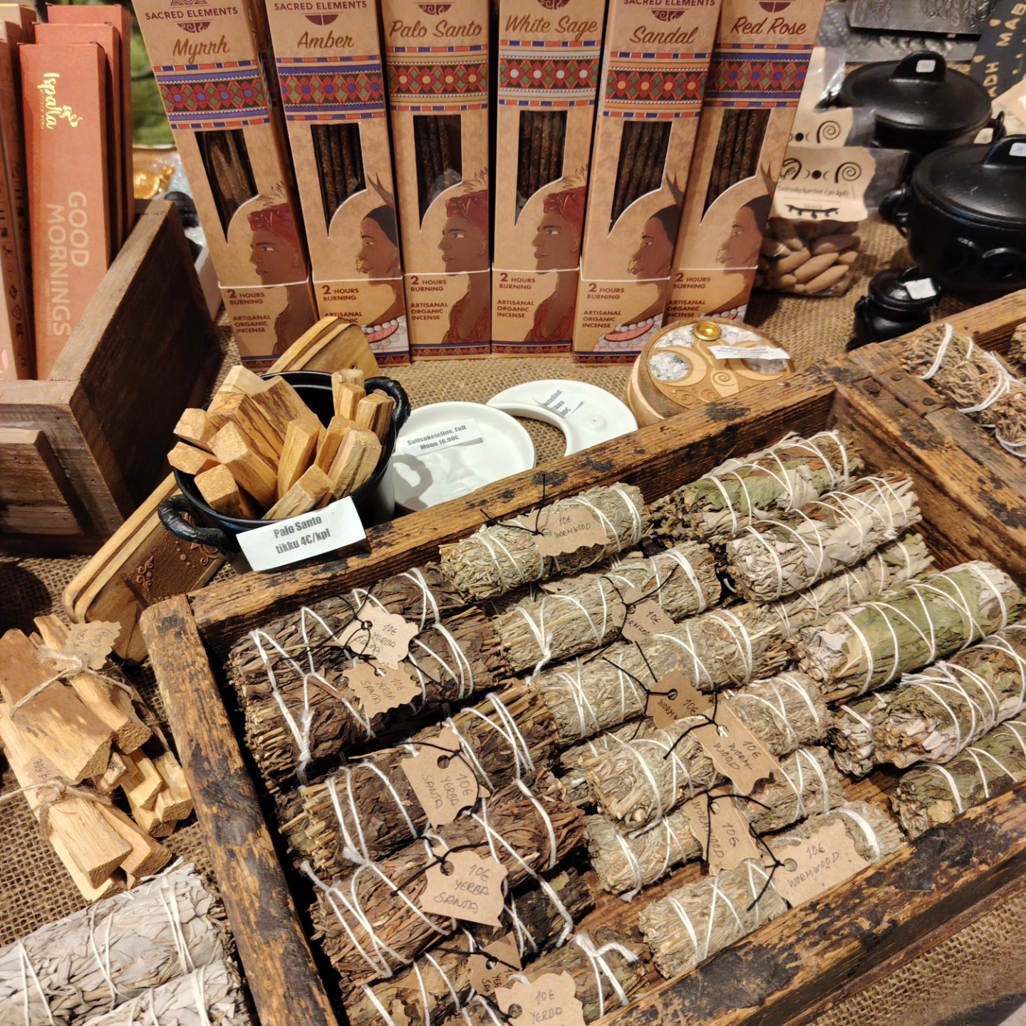 Kävin noutamassa viimeisen suitsukepaketin postista juuri ennen messuille lähtöä =) 