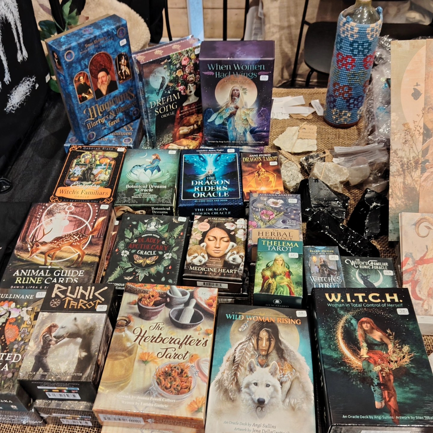 Erä korttipakkoja oli myös Pakanafesteillä myynnissä